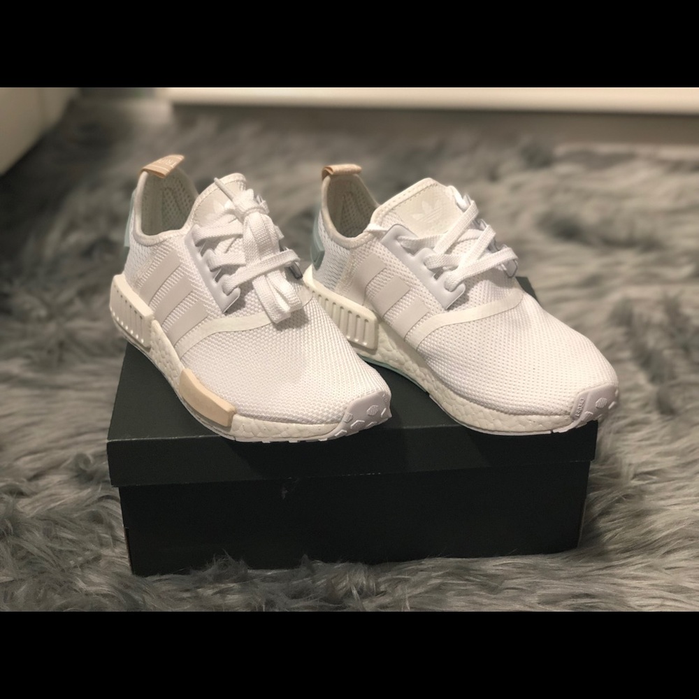 NEW ADIDAS NMD R1 SIZE 4 1/2 in men